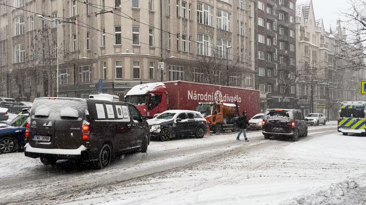 Sněžení způsobilo v Praze chaos v dopravě. Kamiony blokují silnice, nejezdí tramvaje, MHD ruší spoje